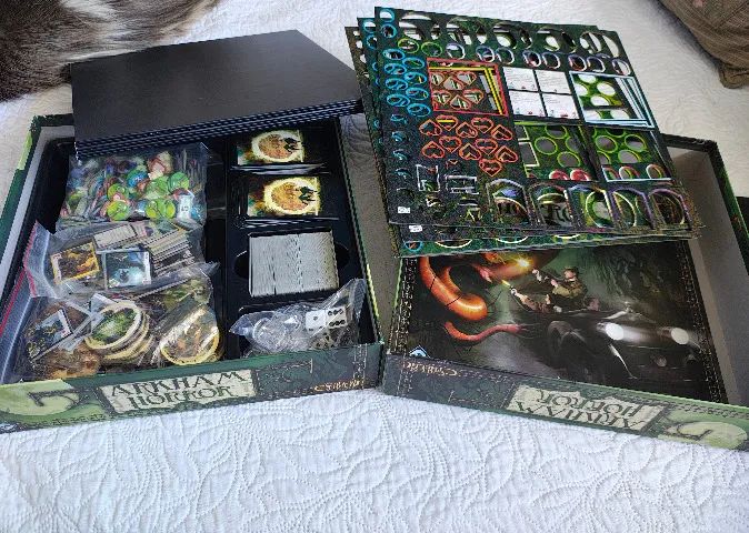 Arkham Horror 2ª Edição e Expansão The King in Yellow - Foto 2