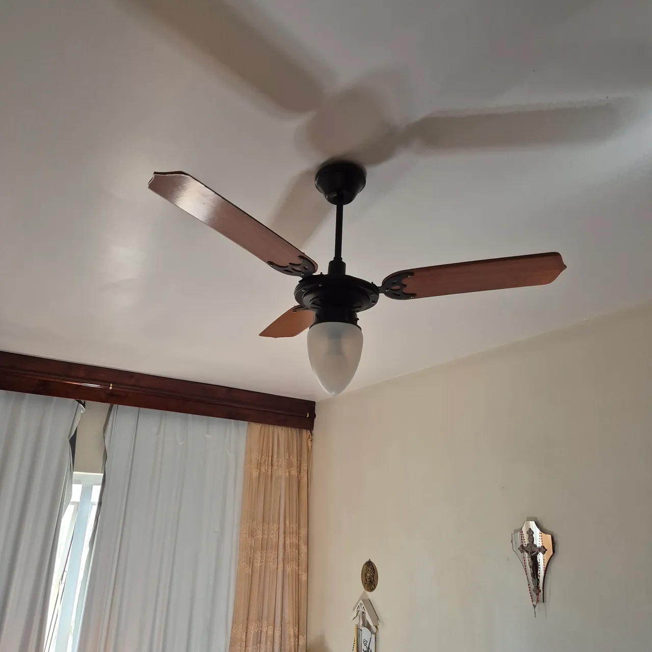 Ventilador de Teto Clássico com Luminária