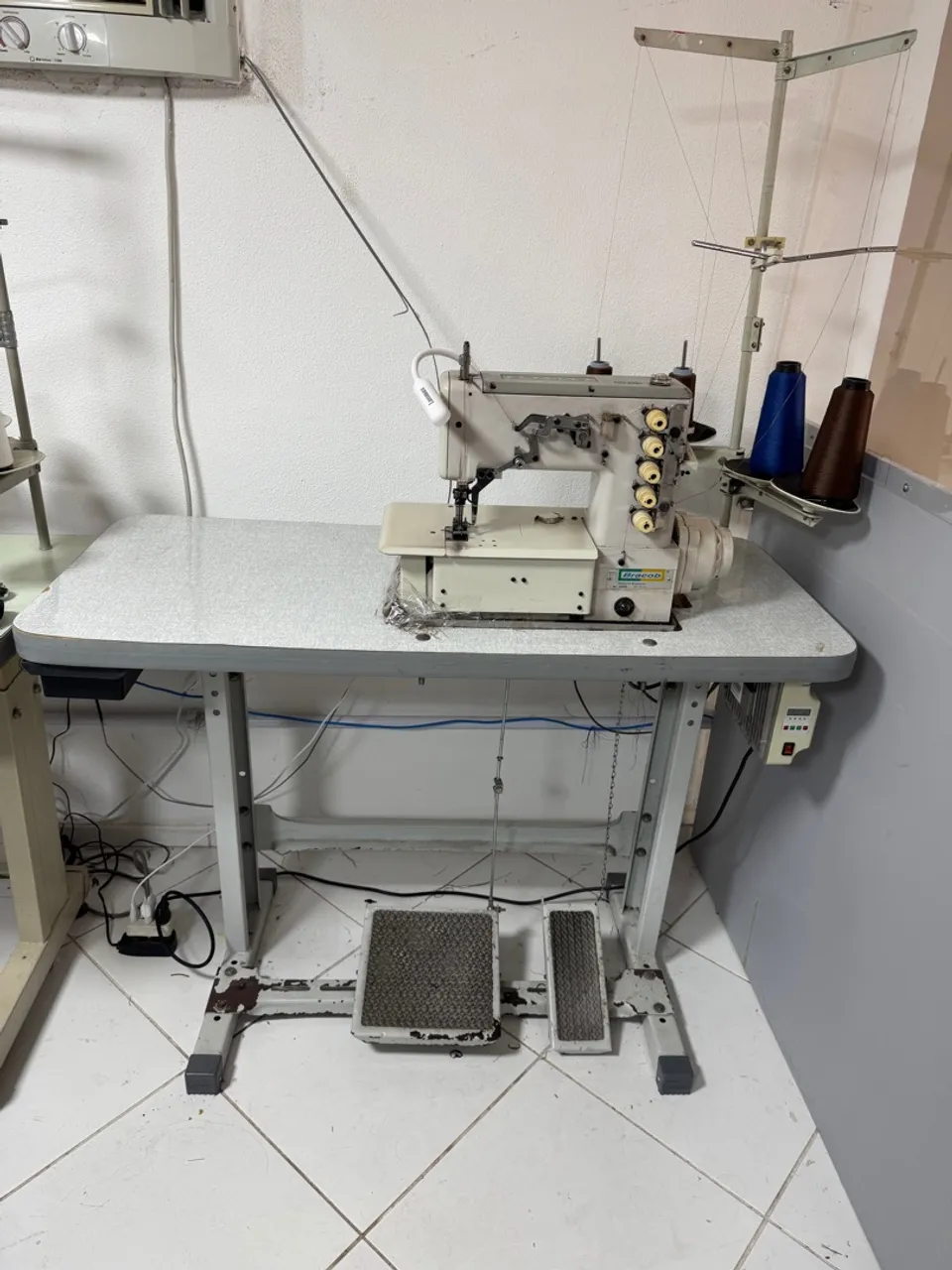 Máquina de costura Galoneira Industrial Bracob Direct Drive 4 fios 