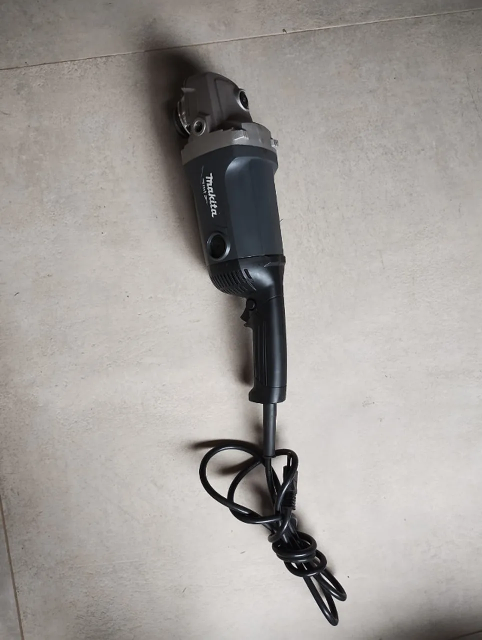 Esmerilhadeira angular Makita M0920, 110 v, semi nova, acompanha 10 discos de corte Norton