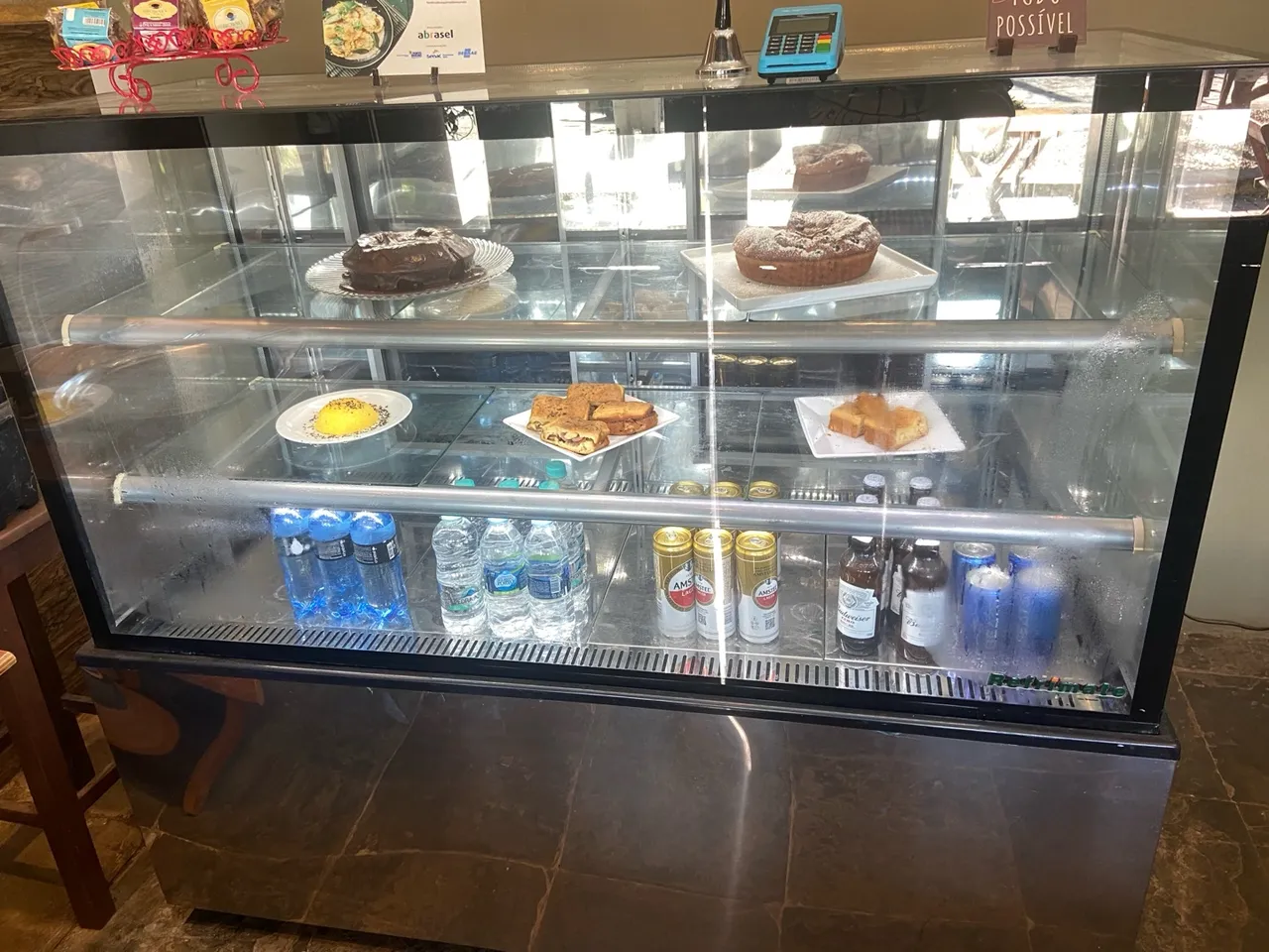Geladeira Expositora de Bolos e Bebidas