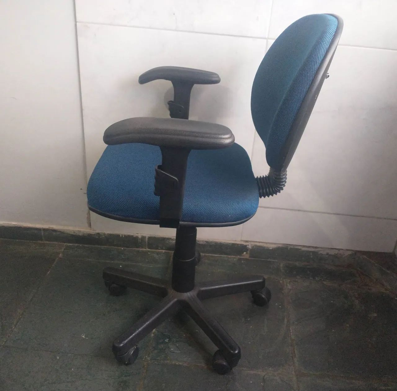 Cadeira de Escritório Giratória R$. 100,