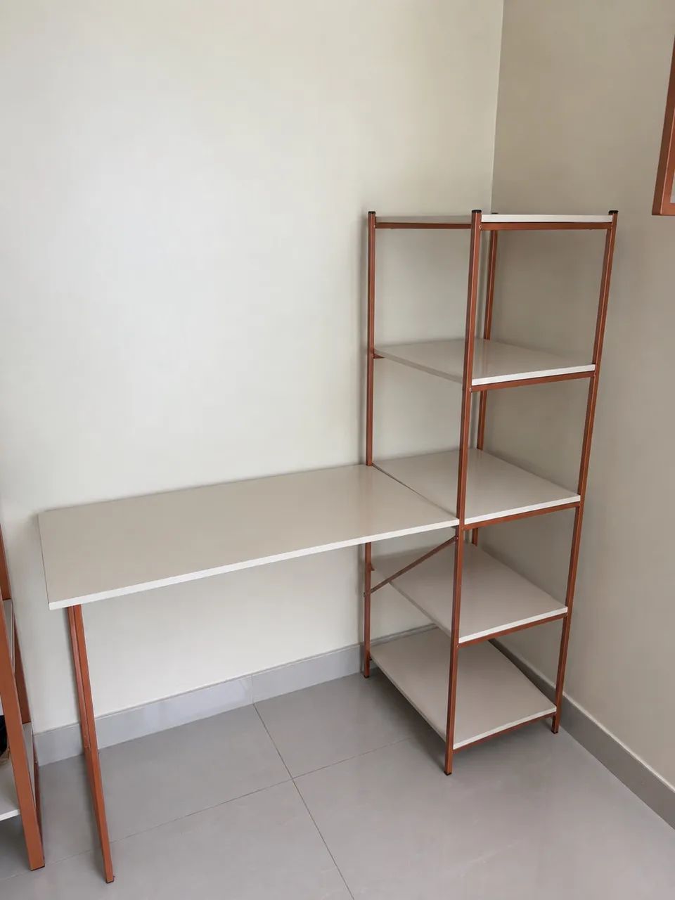 Escrivaninha com cadeira super nova!