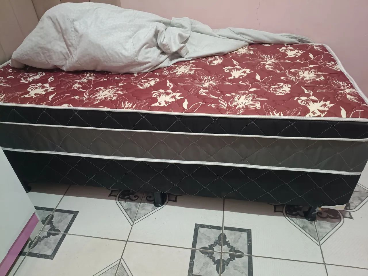 Vendo cama solteiro semi nova