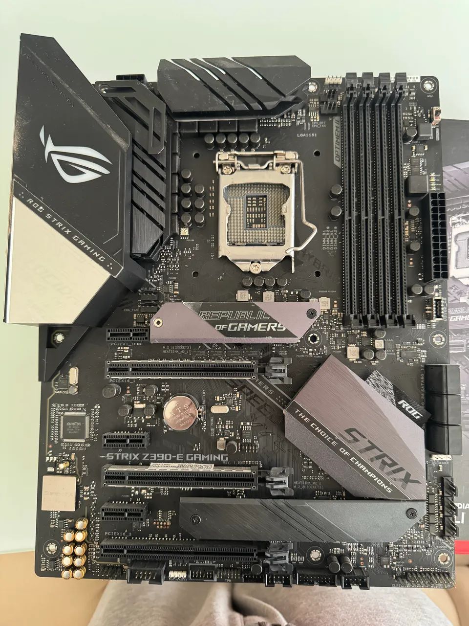 Rog strix E-gaming Z390 usada com caixa  - Foto 2