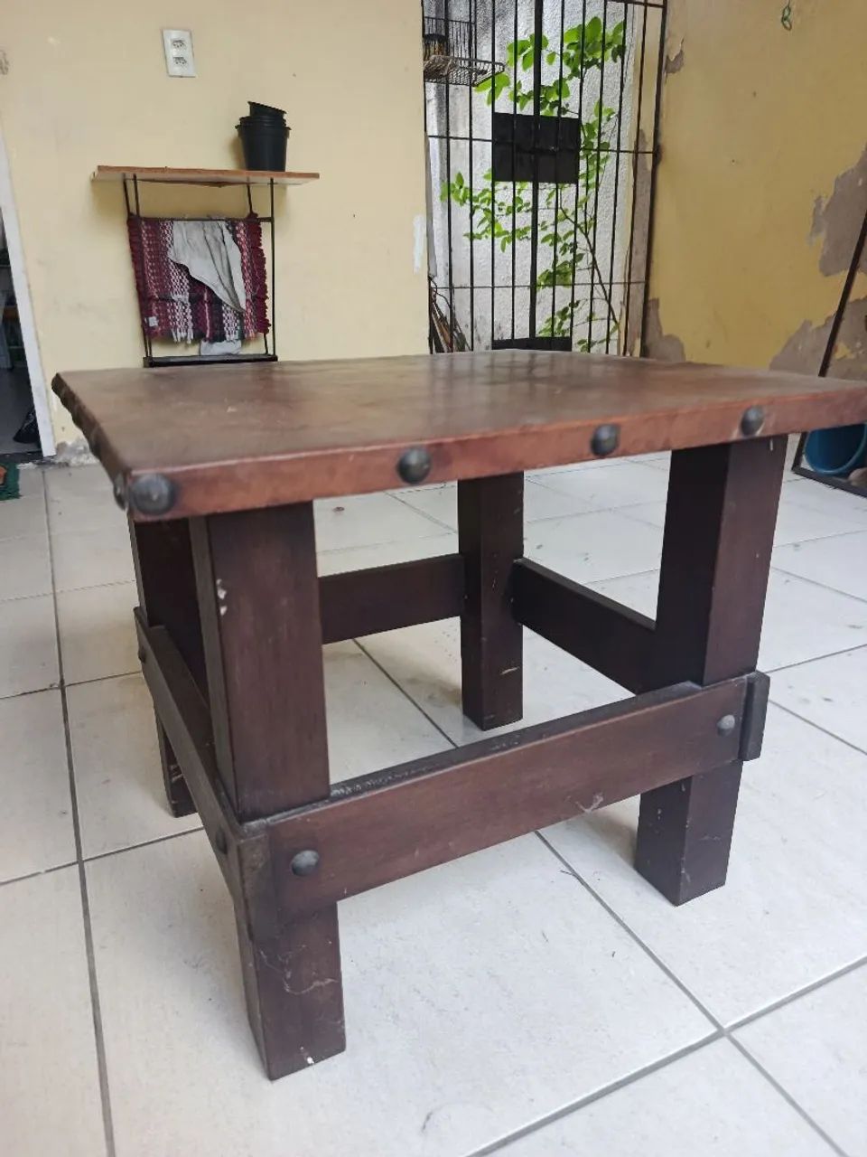 MESA DE CENTRO SE MADEIRA COM TAMPO DE COURO  - Foto 2