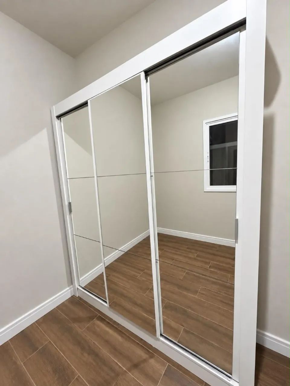 Guarda-roupas Branco com Espelho - Foto 2