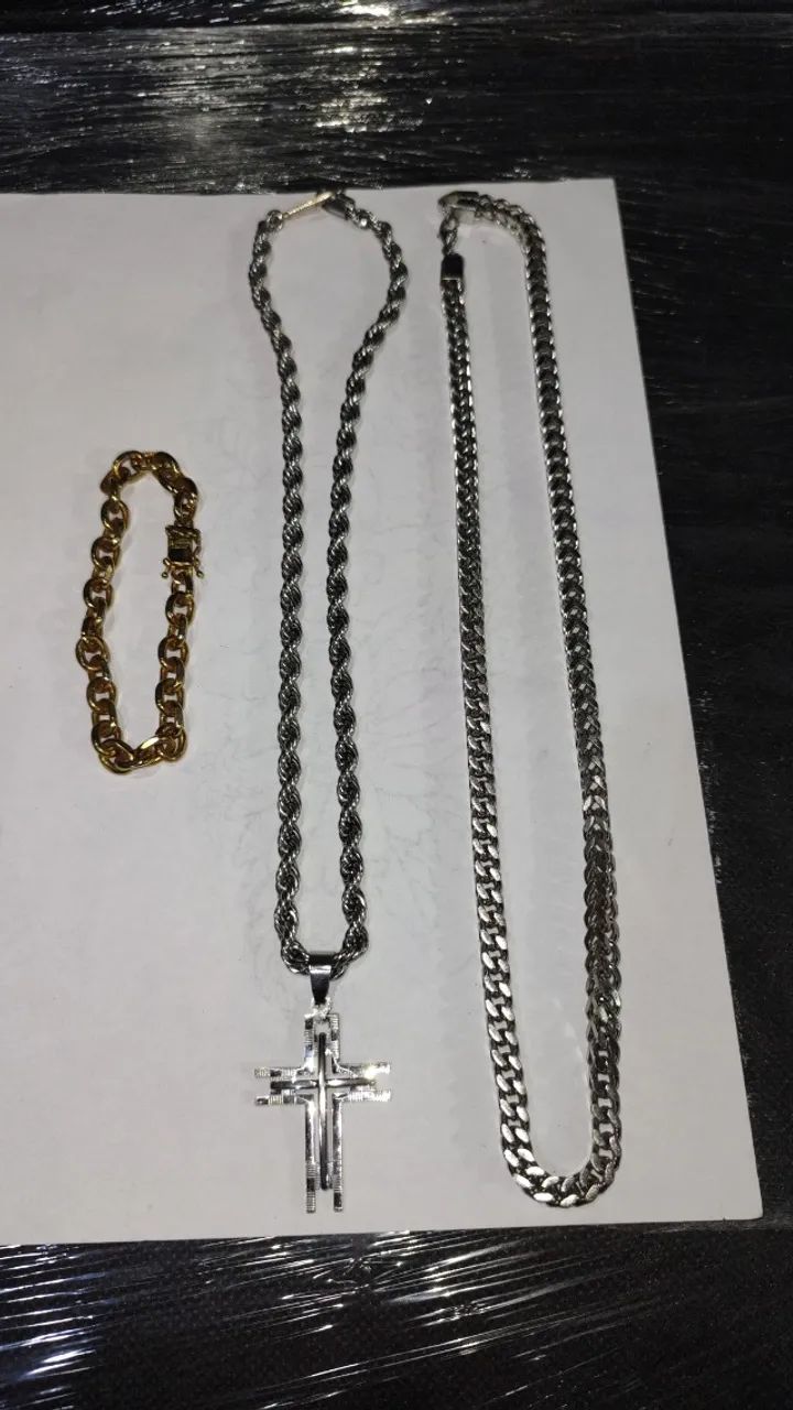 Kit aço ,sendo 2 corrente e uma pulseira dourada + 1 pingente de cruz 