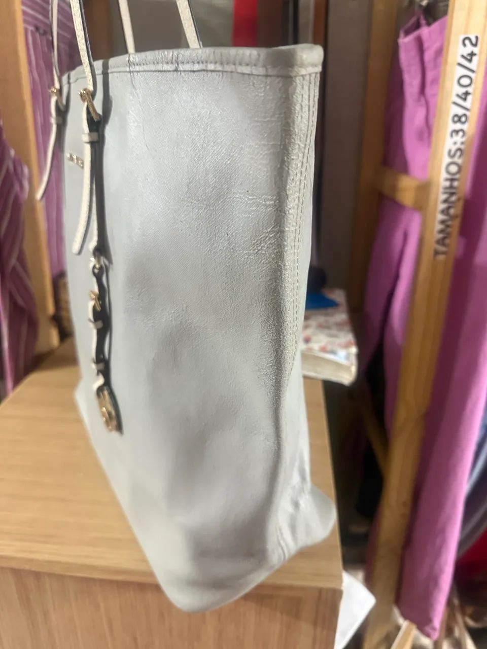 Bolsa Michael kors cinza com branco linda de ombro  - Foto 3