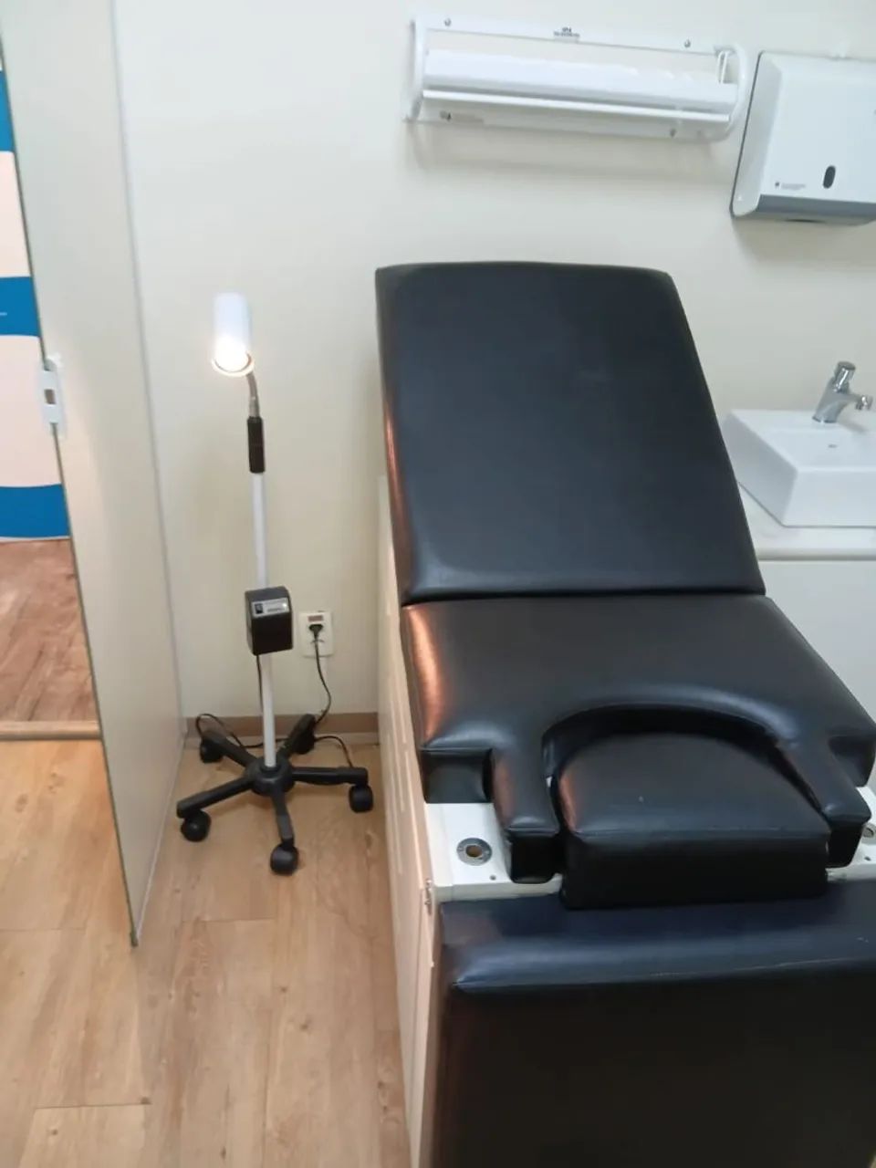 Mesa ginecológica com gabinete semi nova - Foto 3