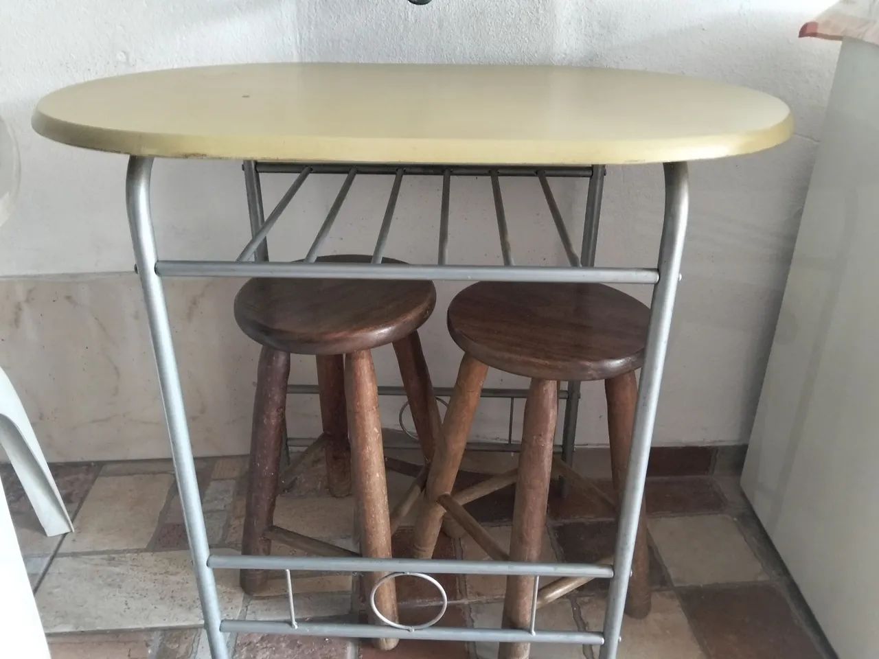 Mesa com dois bancos de madeira