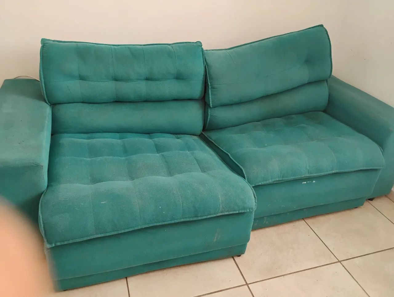 Sofá retrátil na cor azul Tiffany
