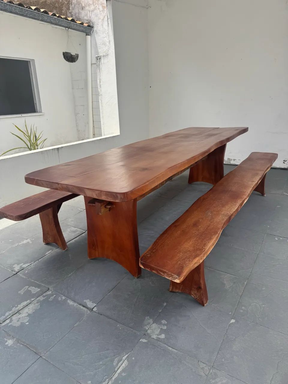 Vendo mesa em madeira com bancos  - Foto 2