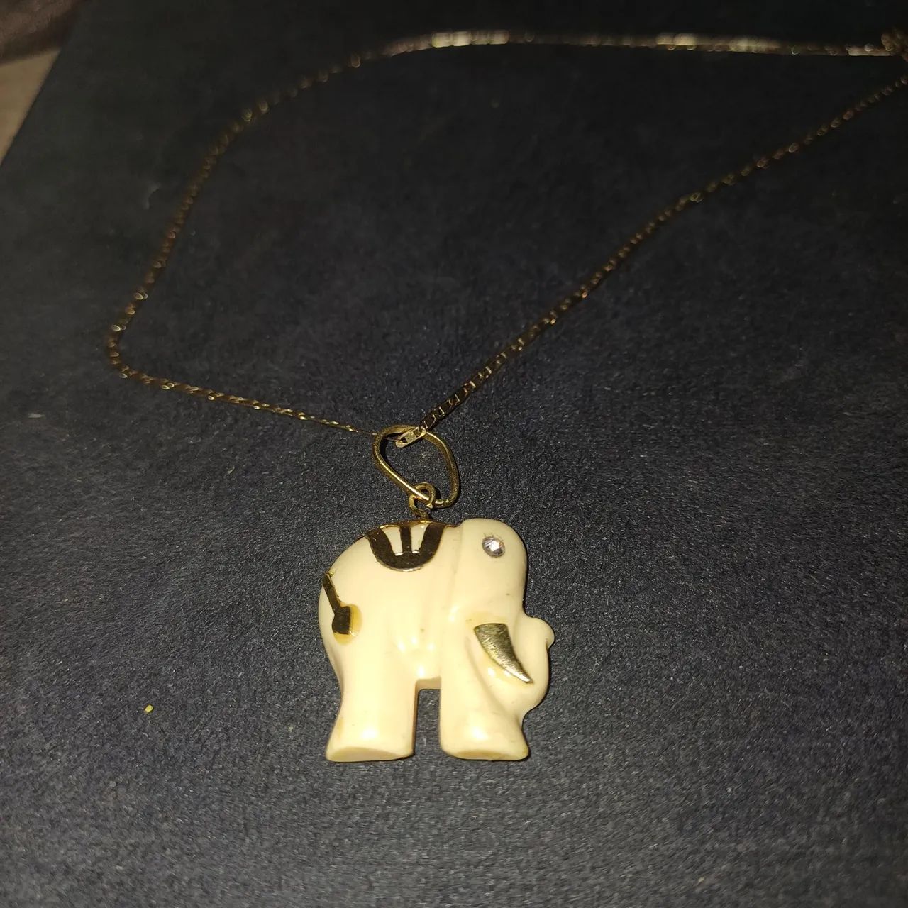 Pingente antigo de ouro e baquelite 