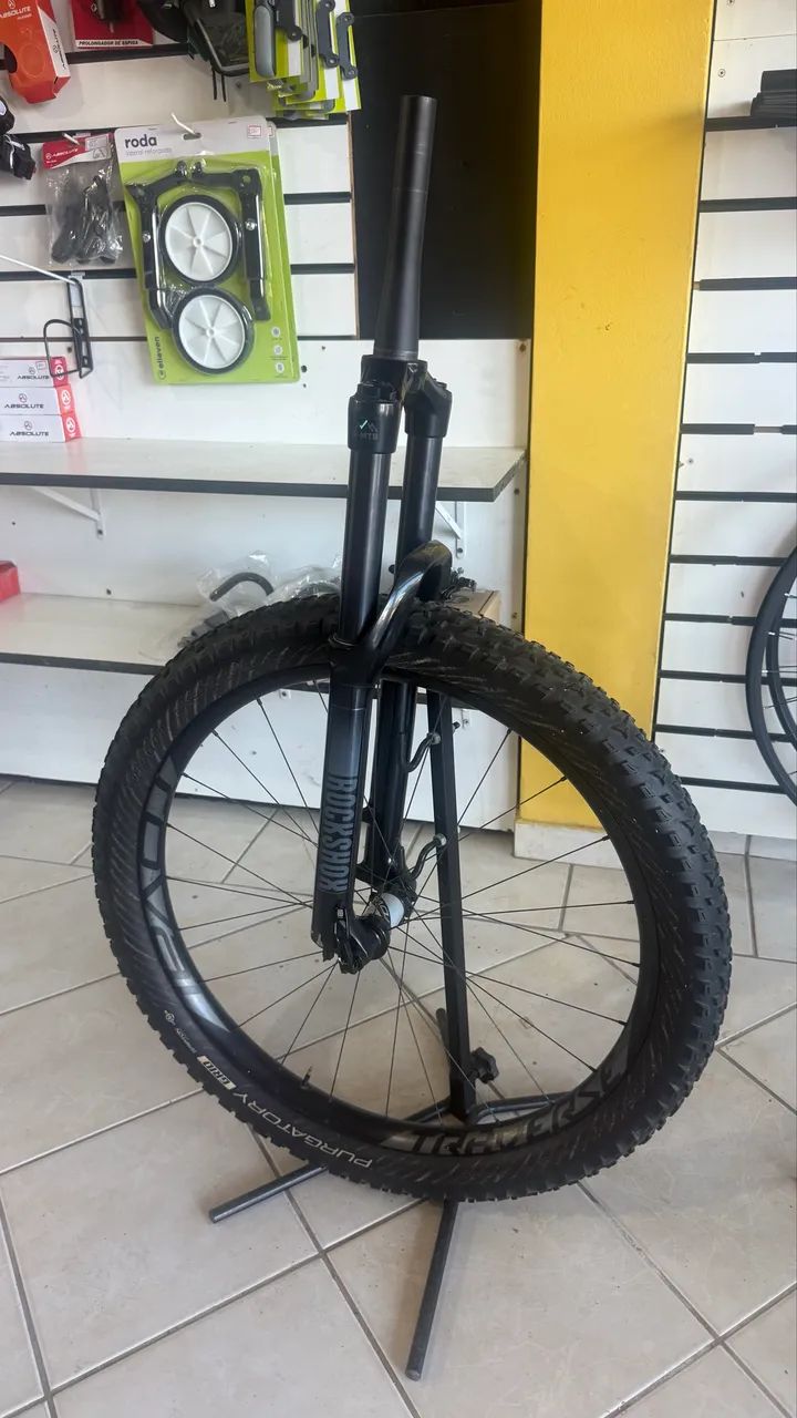 Roda Roval Traverse e suspensão Rockshox 35 - Foto 2
