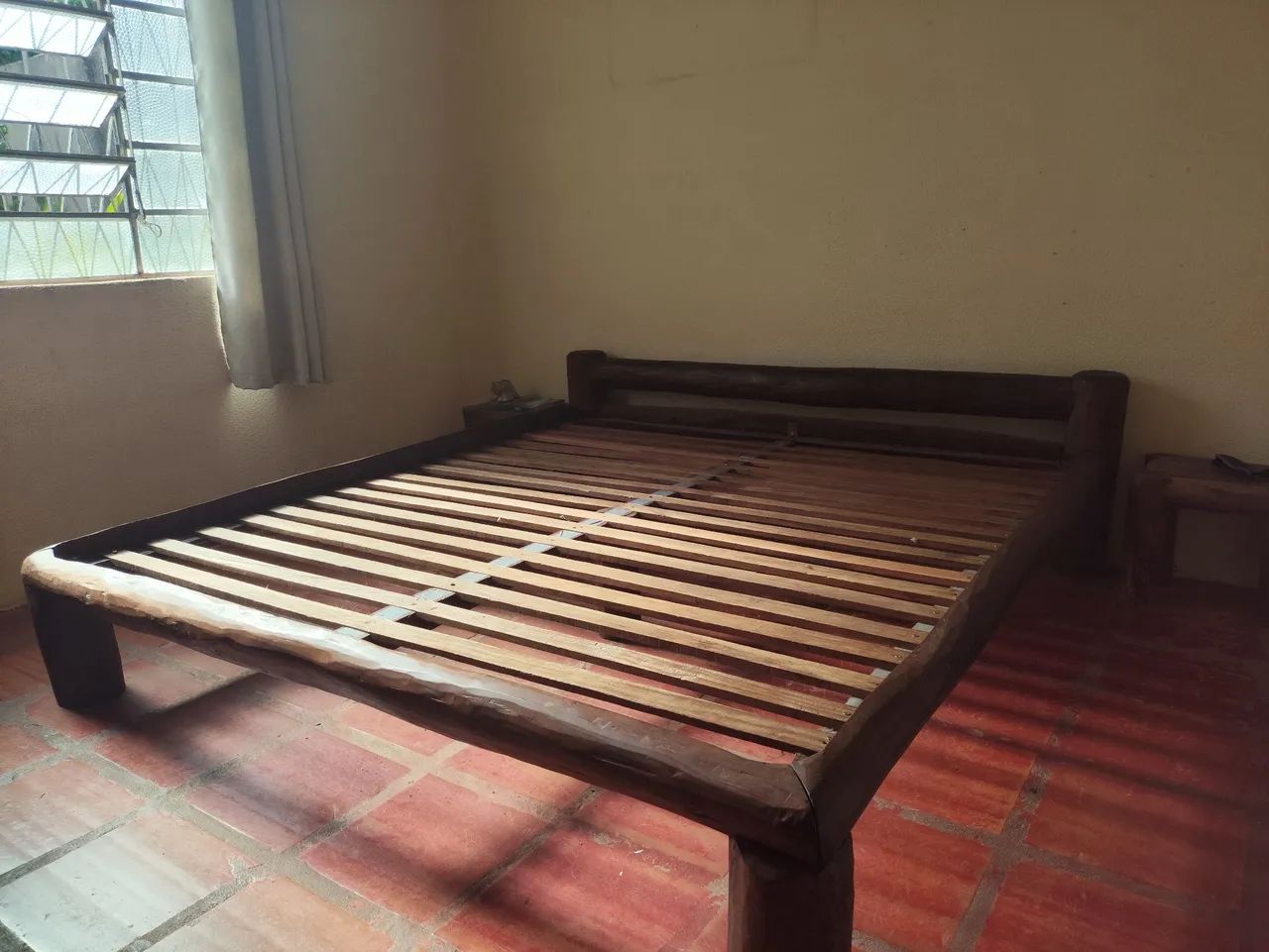 Mesa ,estante e cama em madeira maciça  - Foto 3