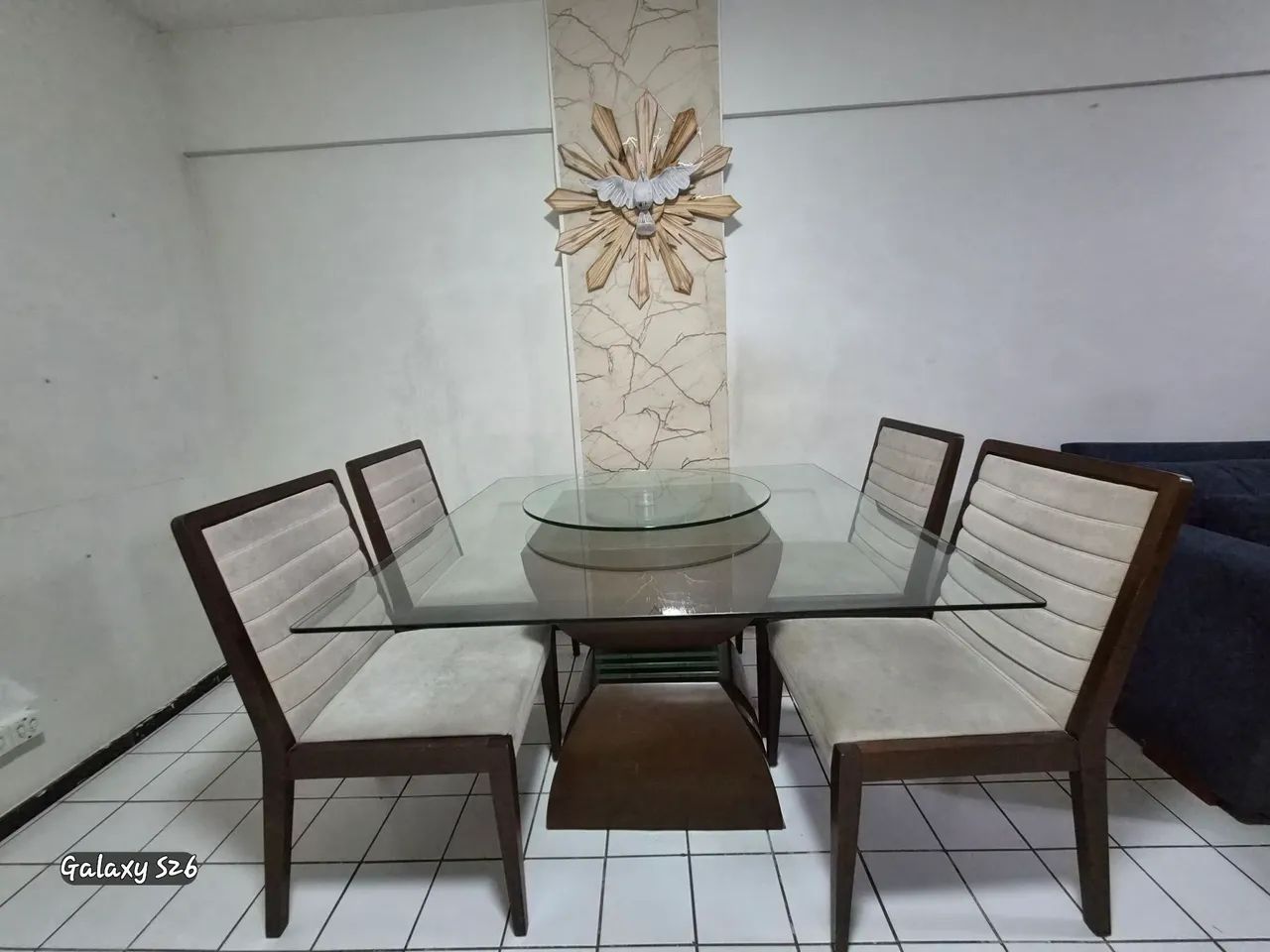 Vendo mesa com cadeiras