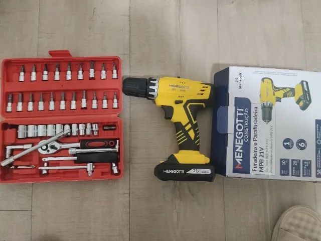 Furadeira e parafusadeira com kit catraca 