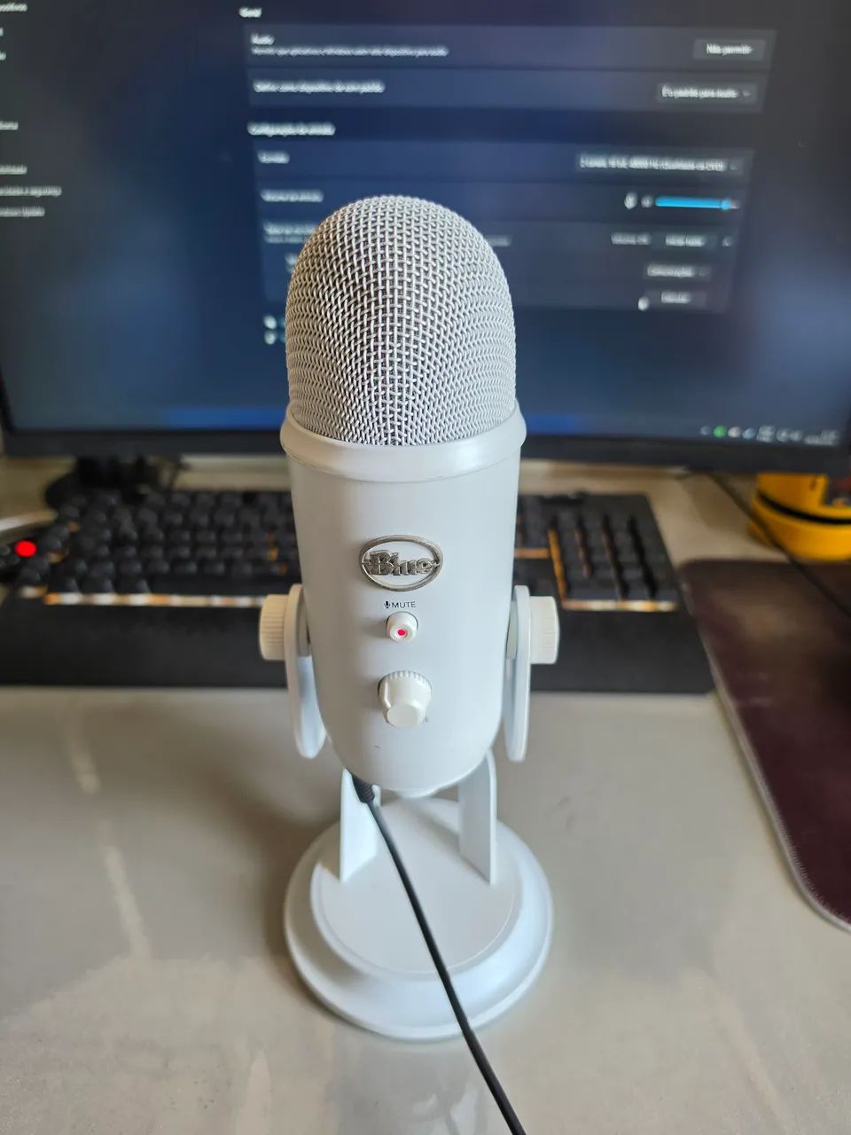 Microfone Condensador Blue Yeti (Branco) - Qualidade de Estúdio | Plug & Play! - Foto 4