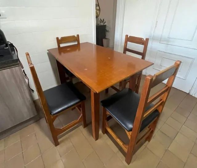 mesa de cozinha com 4 cadeiras