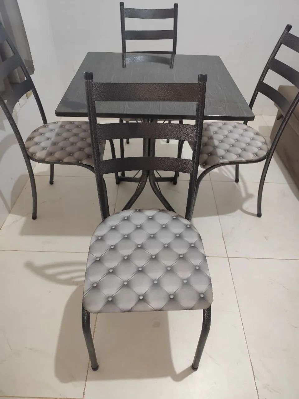 Mesa com 4 cadeiras usada - Foto 3