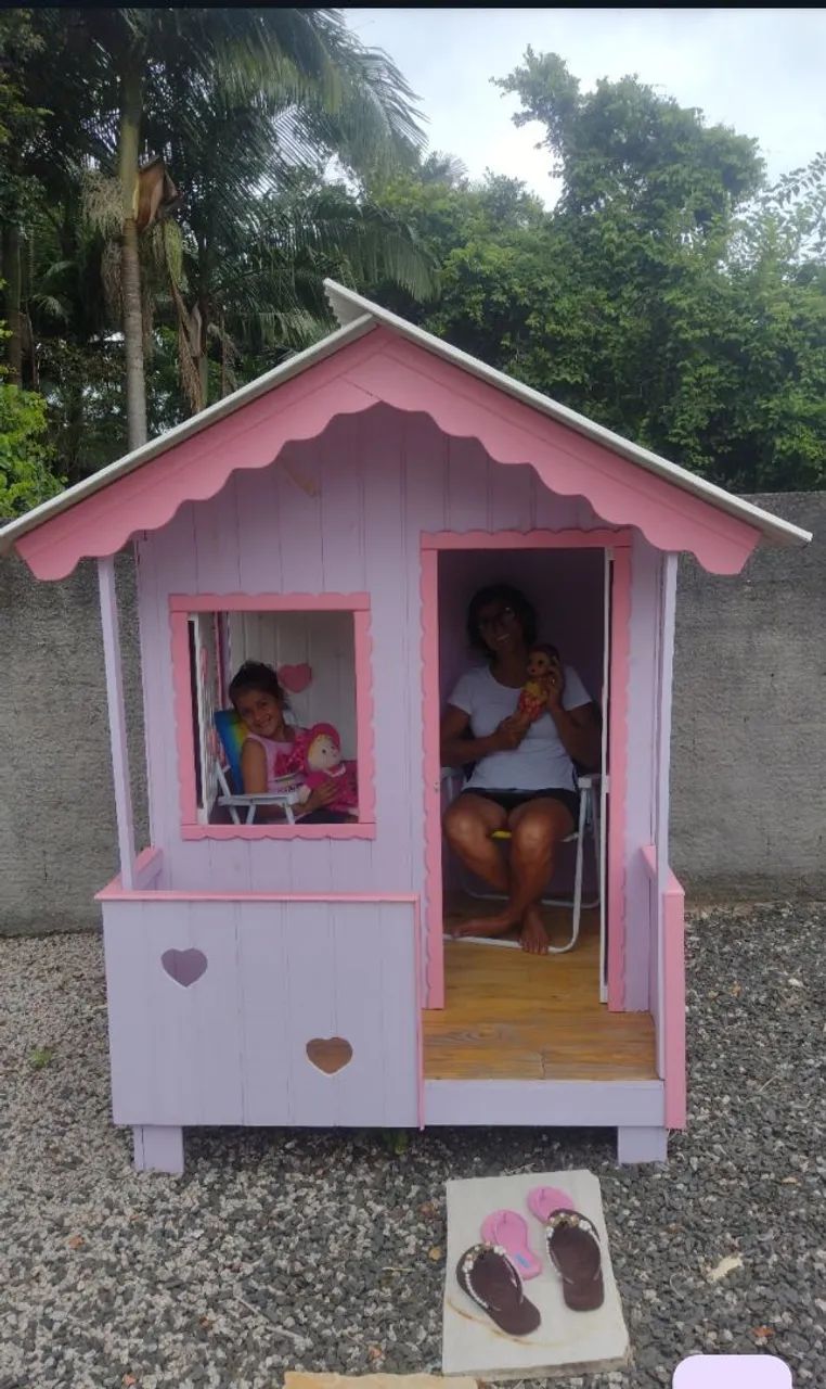 Casinha de boneca de madeira com coração 