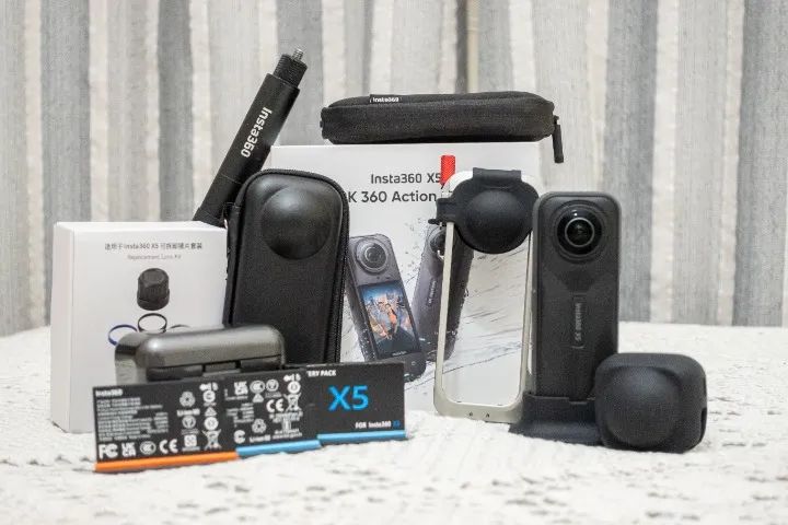 Insta360 x5 com diversos acessórios