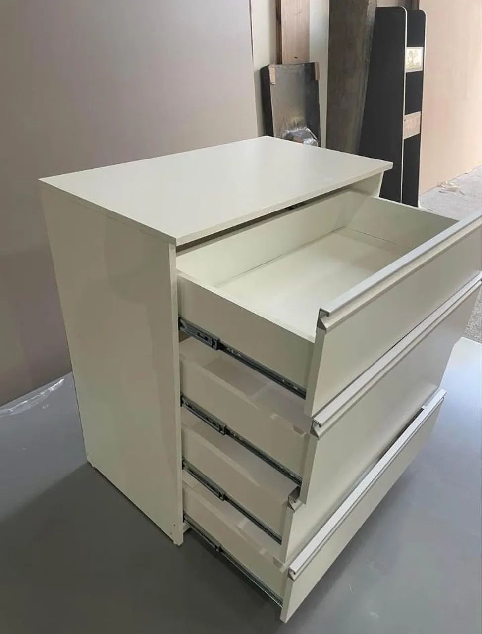Cômoda 100% MDF com 4 gavetas / NOVO 