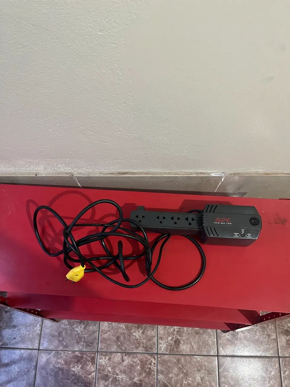 NoBreak APC com 3 Tomadas - Com Bateria  