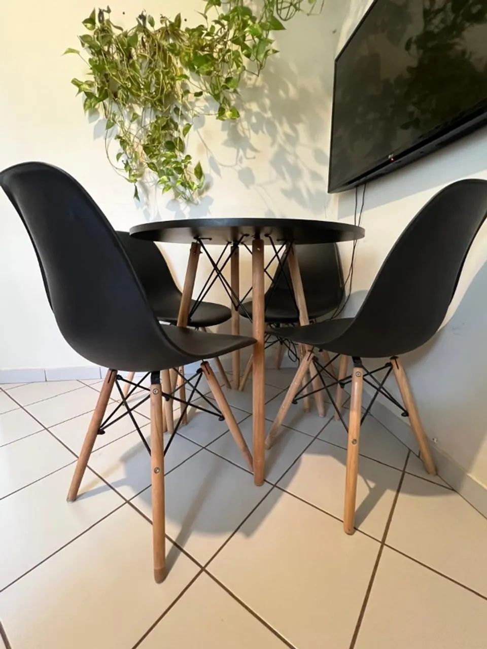 Mesa com 4 cadeiras modernas (lindo conjunto) - Foto 4