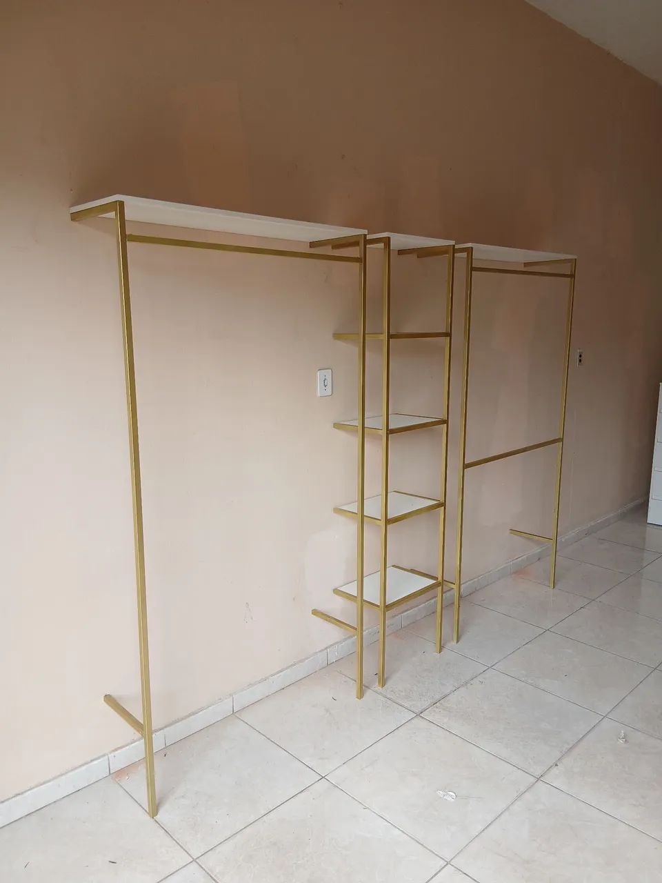 Arara coluna com estante 