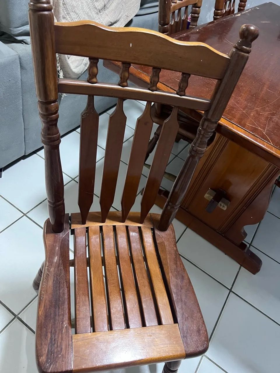 Mesa com 6 cadeiras de madeira  - Foto 2