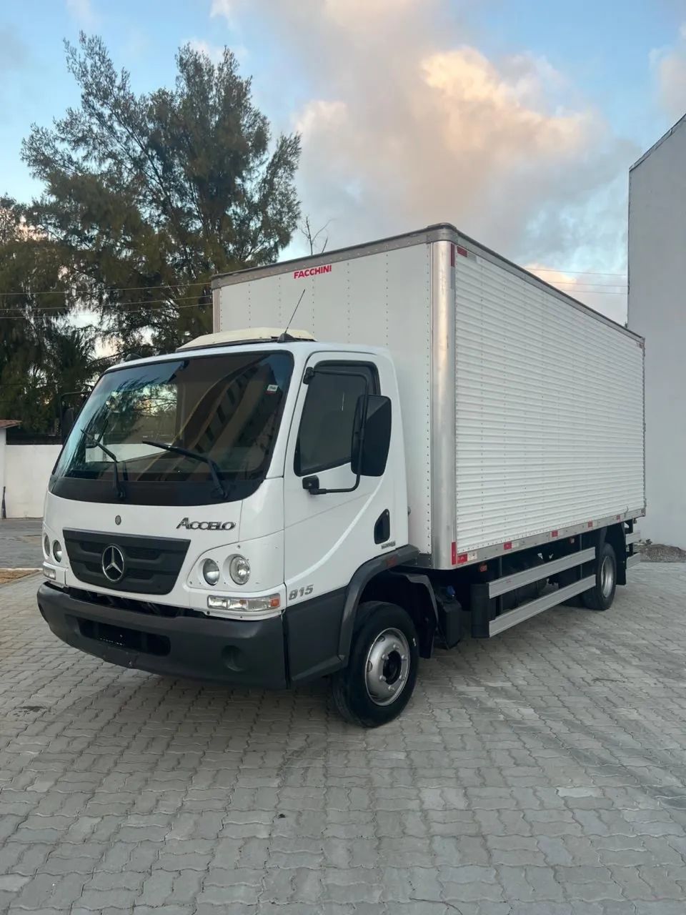 Accelo 815 2015 Baú 5,50m - Foto 3