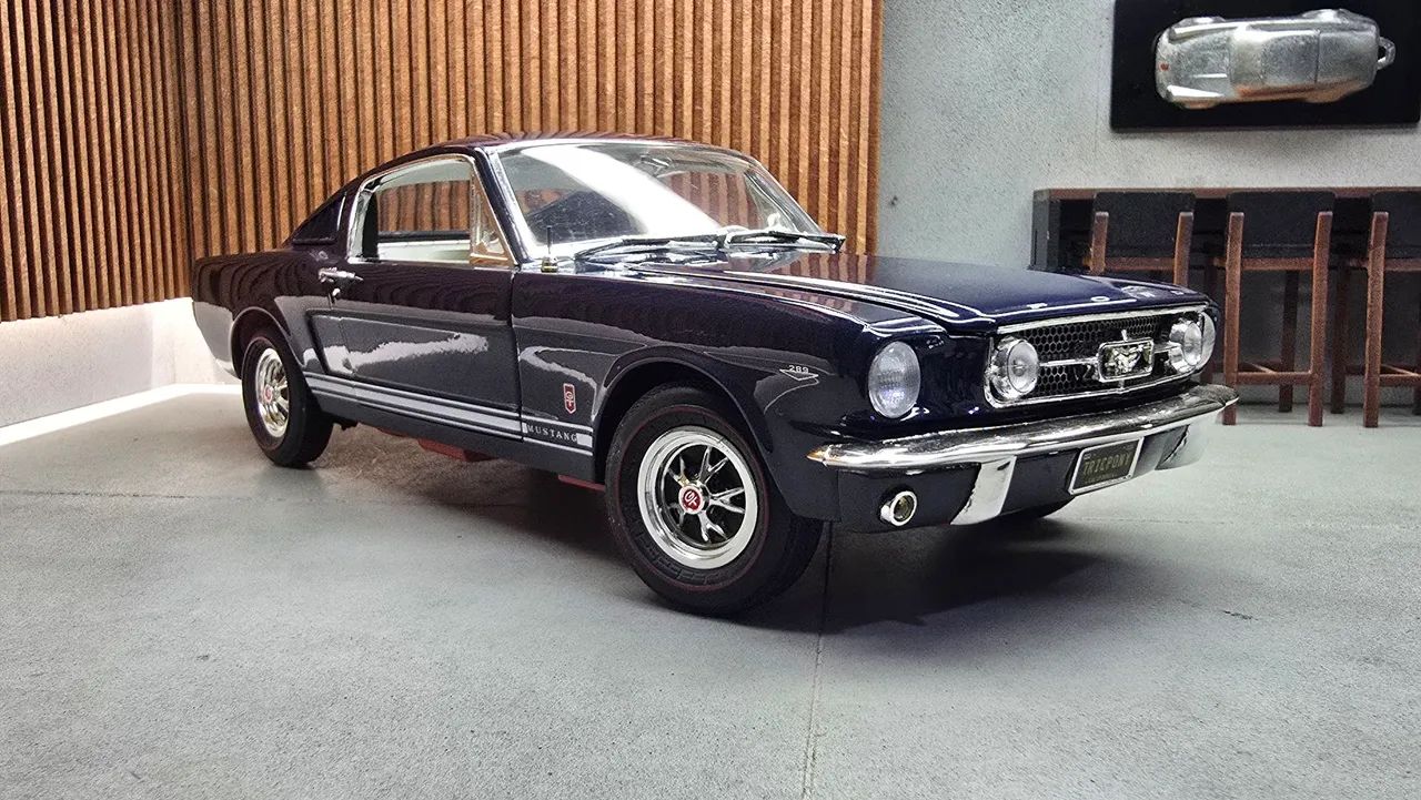 Miniatura Ford Mustang 2+2 Autoworld 1/18