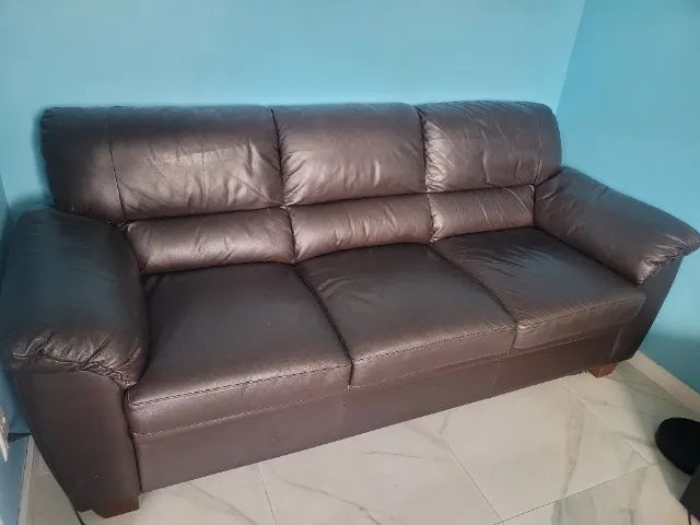 Sofá de couro legítimo e mesa nova com 6 cadeiras 439340735681669120