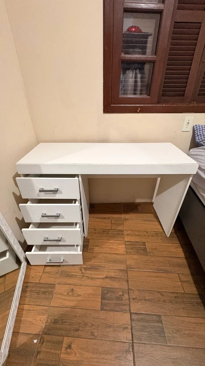 mesa escrivaninha 4 gavetas, em bom estado! - Foto 2