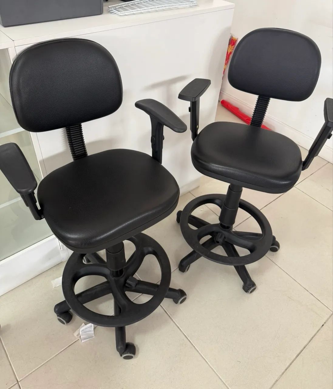 cadeira ergonômica tipo caixa (caixa alta), muito usada em: