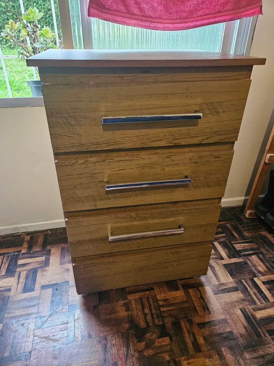 Cômoda de 4 gavetas