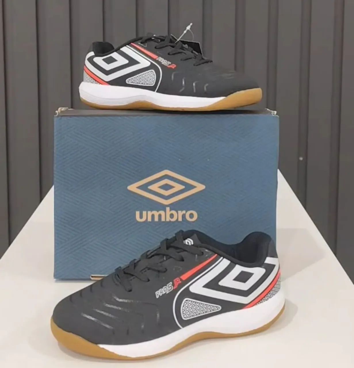 Chuteira Futsal Umbro n°36 (nova)