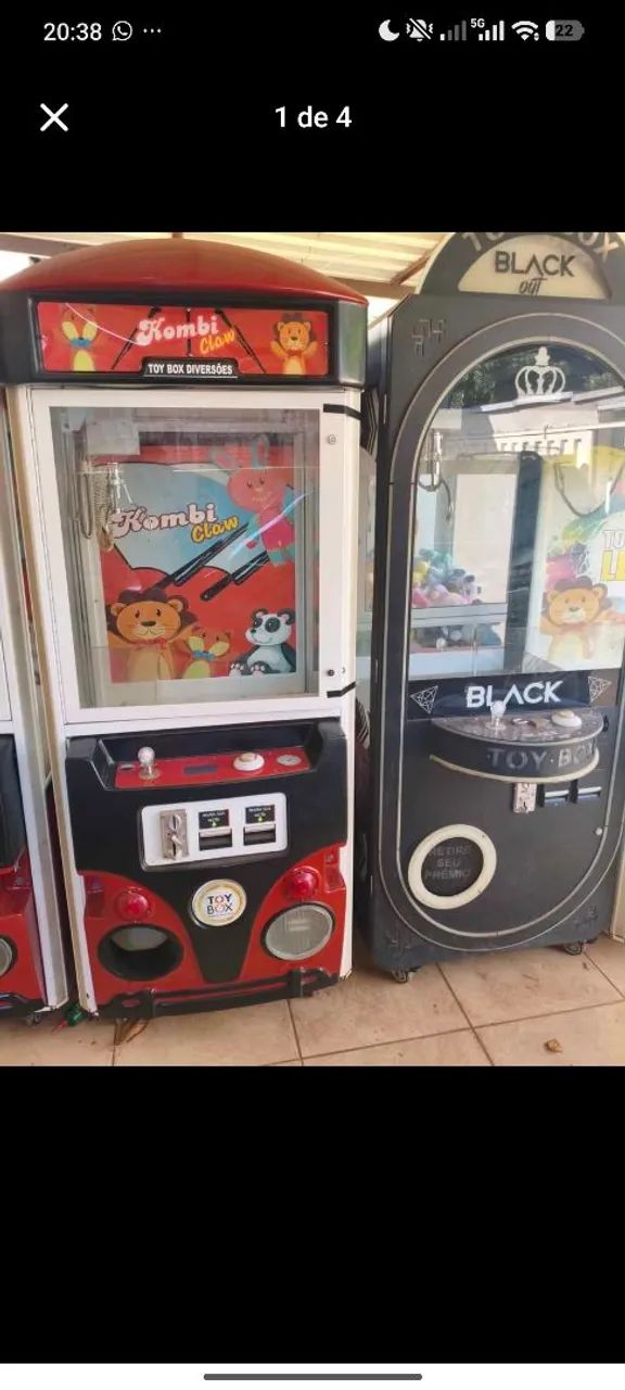Máquina de garra e brinquedos