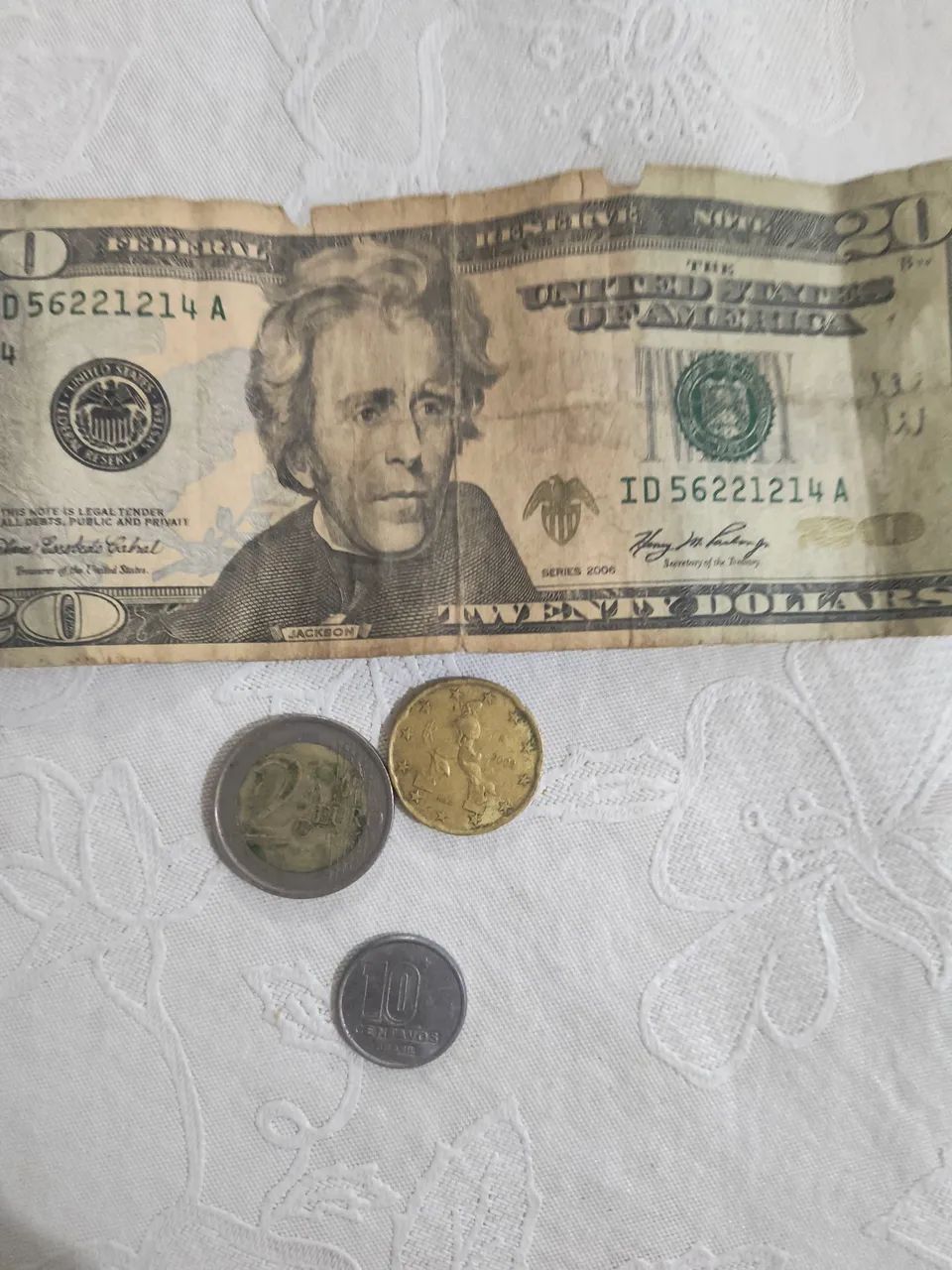 Moedas e dólar, moeda de 10 centavos de 1989 , uma moeda de 2 euro ,e uma moeda de 20 cent - Foto 2
