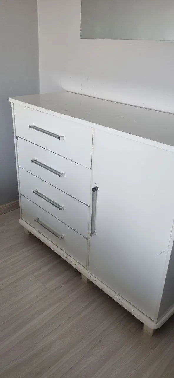 Cômoda branca com 4 gavetas + porta lateral - Foto 4