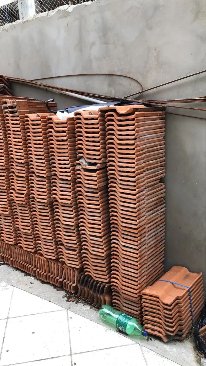 960 telhas romanas cerâmicas e 16 goivas de cumeeira