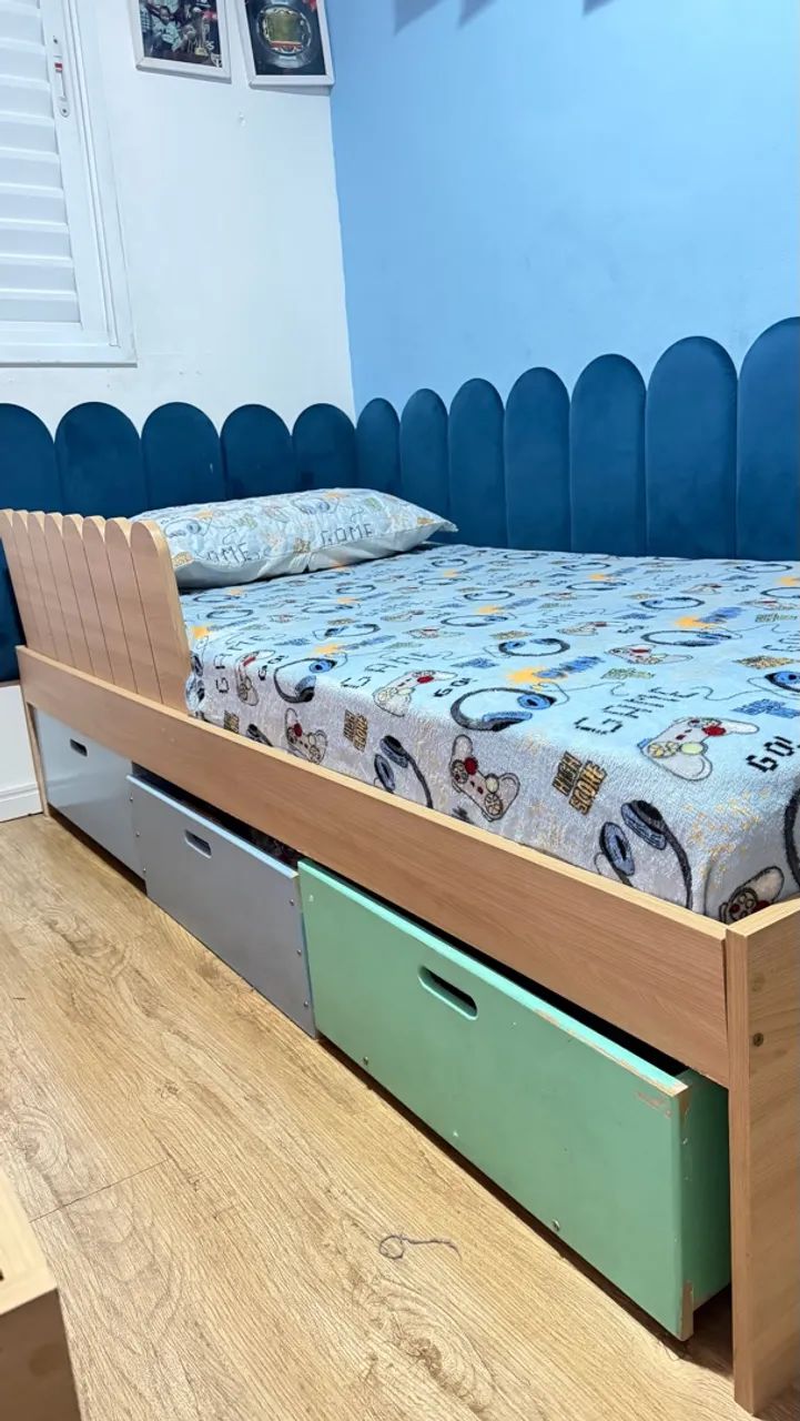 Cama solteiro com 3 gavetas e cabeceira