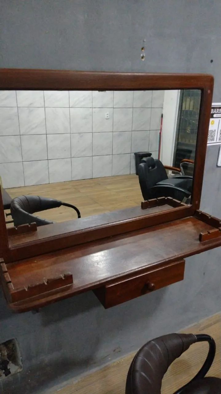 Vendo cadeira e bancada de barbeiro  - Foto 2