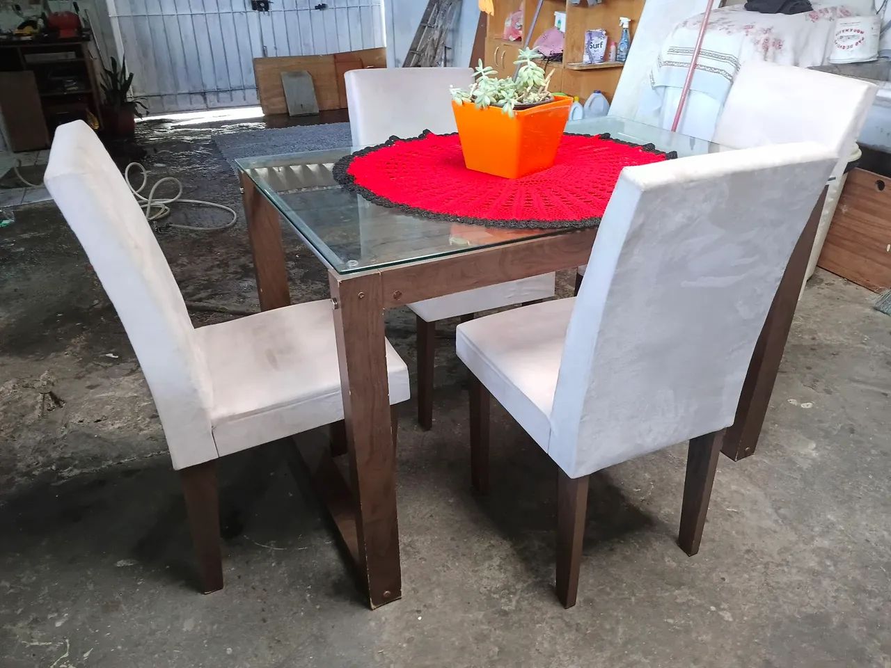 Mesa com tampo de vidro cadeiras de camusa  - Foto 2