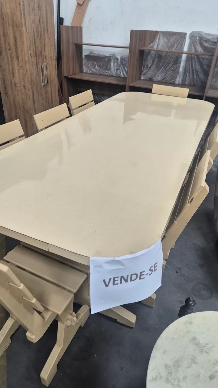 Mesa de madeira maciça com 8 lugares.  - Foto 3