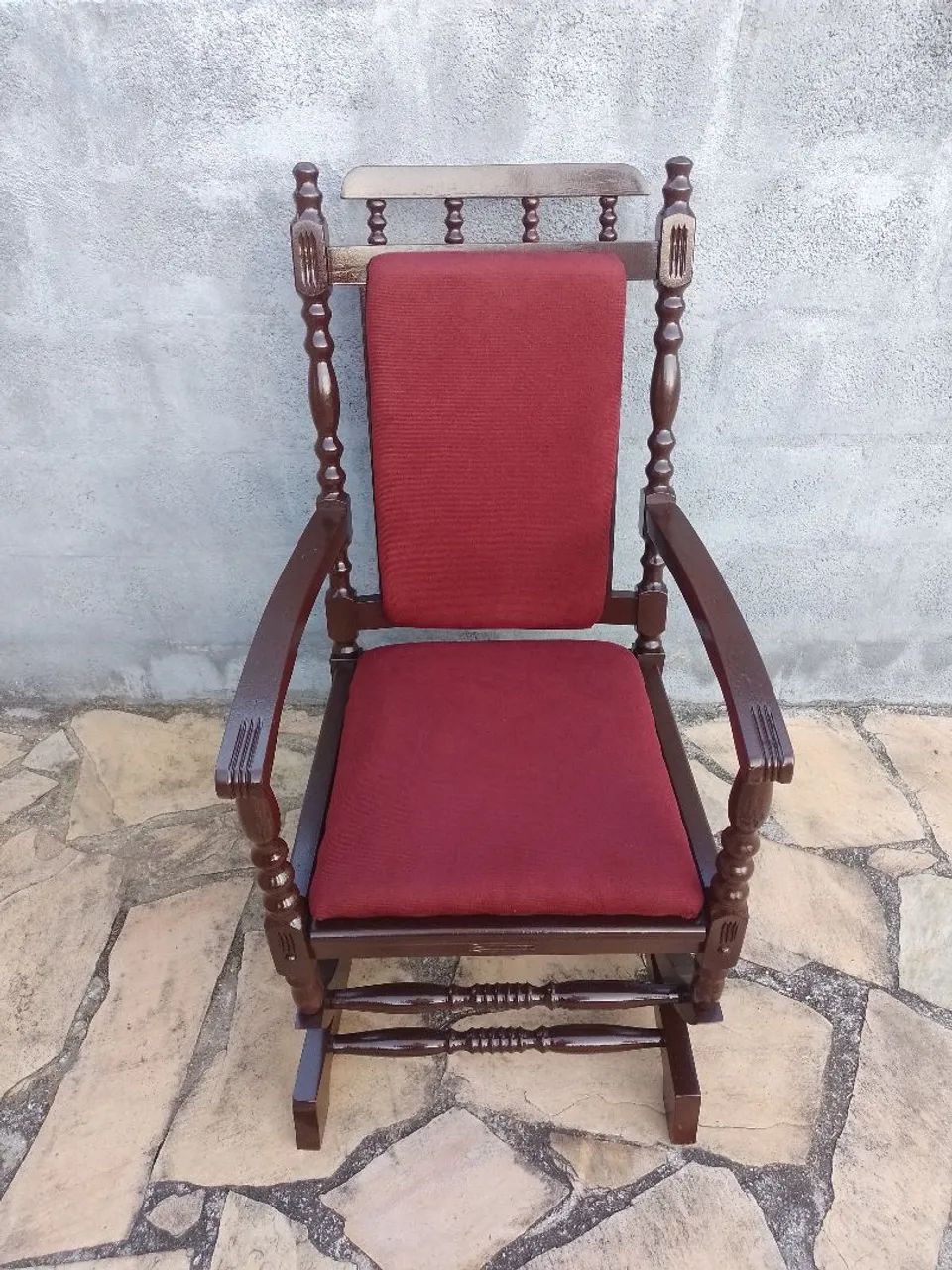 Cadeira de balanço de madeira 