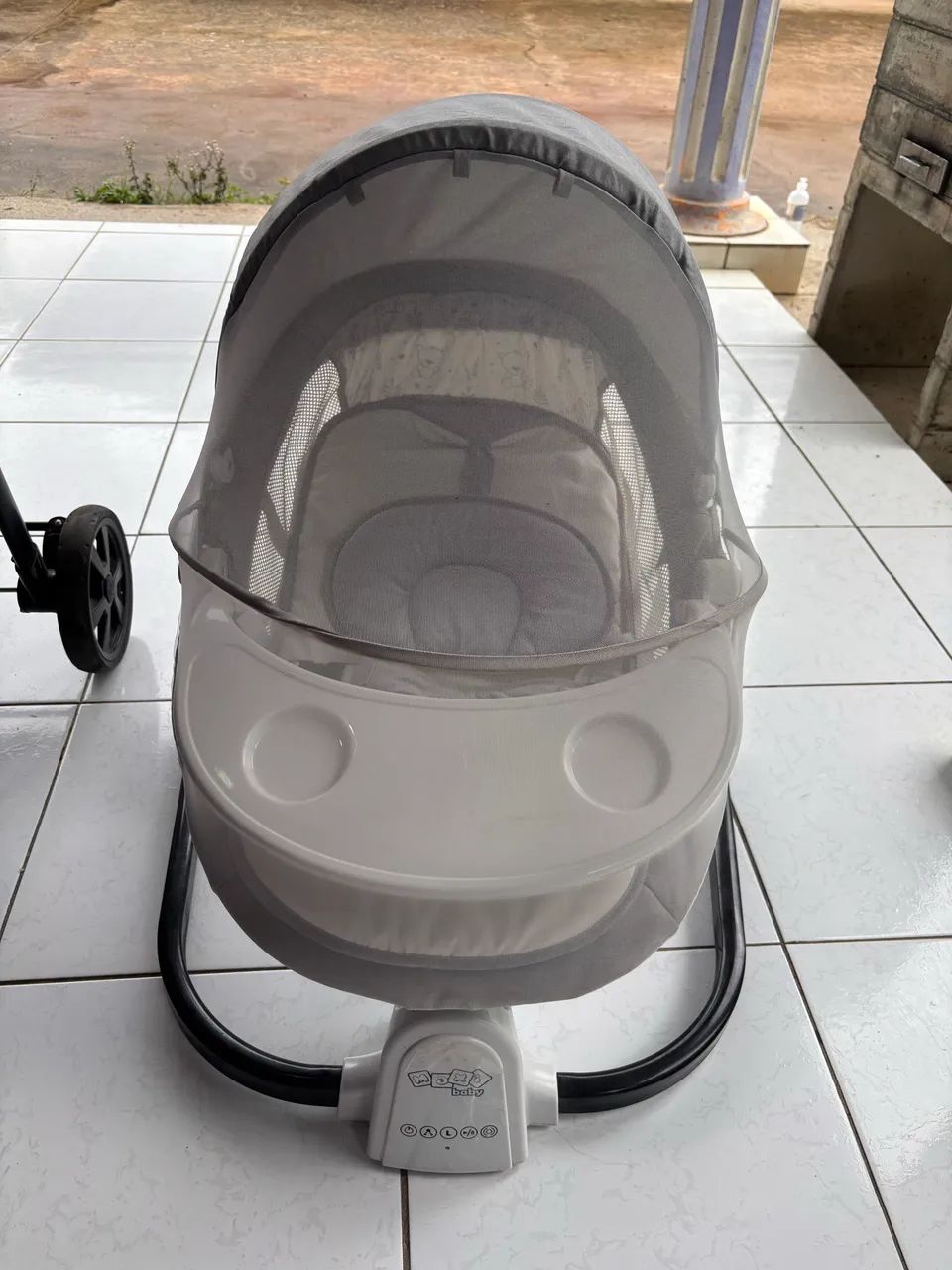 cadeira de descanso e balanço automático para bebê da marca Maxi Baby