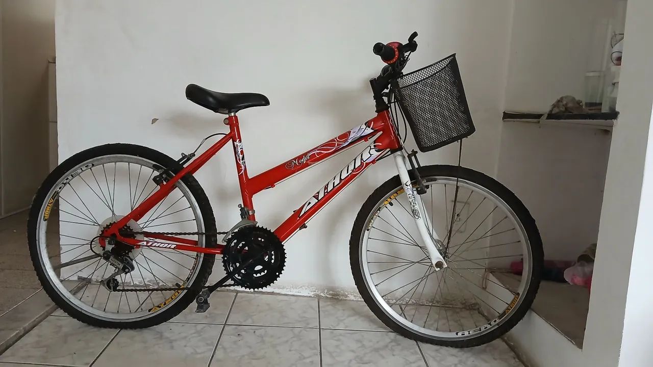 Bicicleta aro 24 com marchas e cestinha. Ótimo estado!